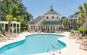 The Salty Fairway, Golf Course Condo with Resort Style Pool, 5 Miles from Beach, Fully updated